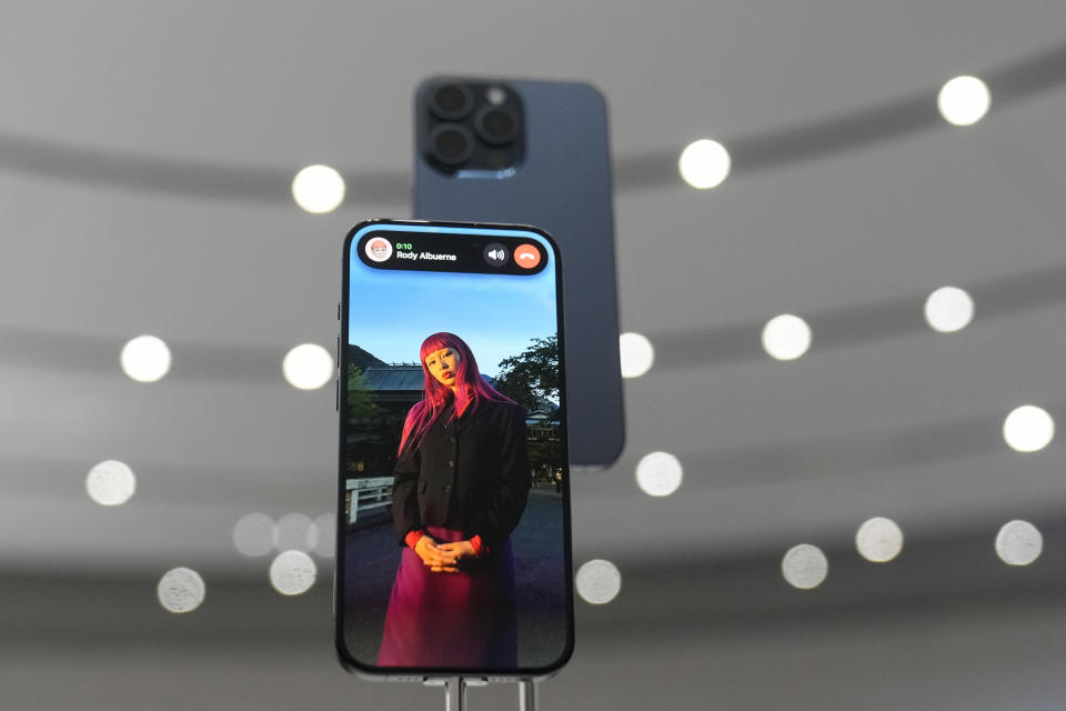 ARCHIVO - Los teléfonos iPhone 15 Pro se exhiben en el anuncio de un nuevo producto en Cupertino, California, el martes 12 de septiembre de 2023. Jueves 12 de febrero de 2023.  El 1 de enero de 2024, Apple publicará sus resultados durante la temporada navideña en medio de litigios, preocupaciones persistentes sobre el crecimiento de las ganancias para todo el año y planes de lanzar su propio título de realidad virtual (Foto AP/Jeff Chiu, archivo).