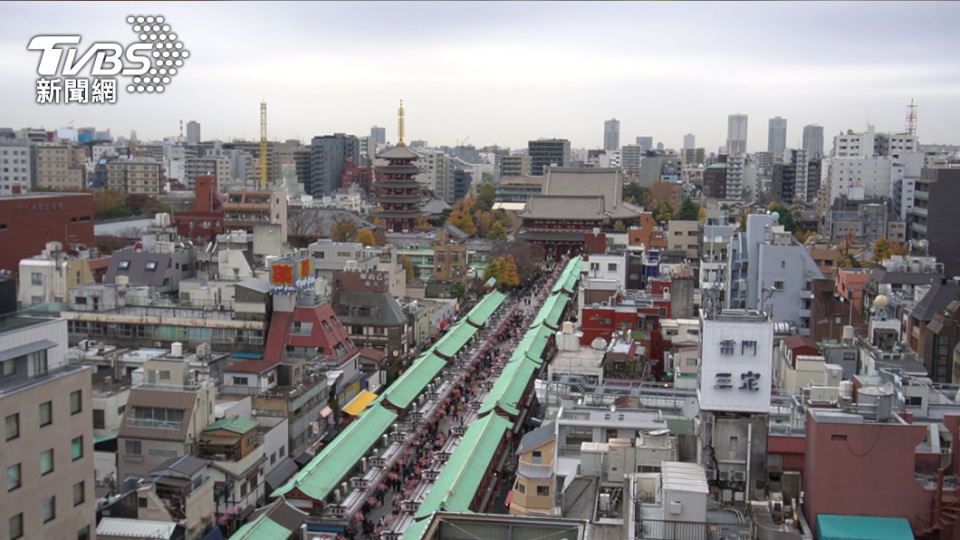 淺草寺旁的仲見世商店街受新冠疫情影響很深。（圖／葉韋辰攝）