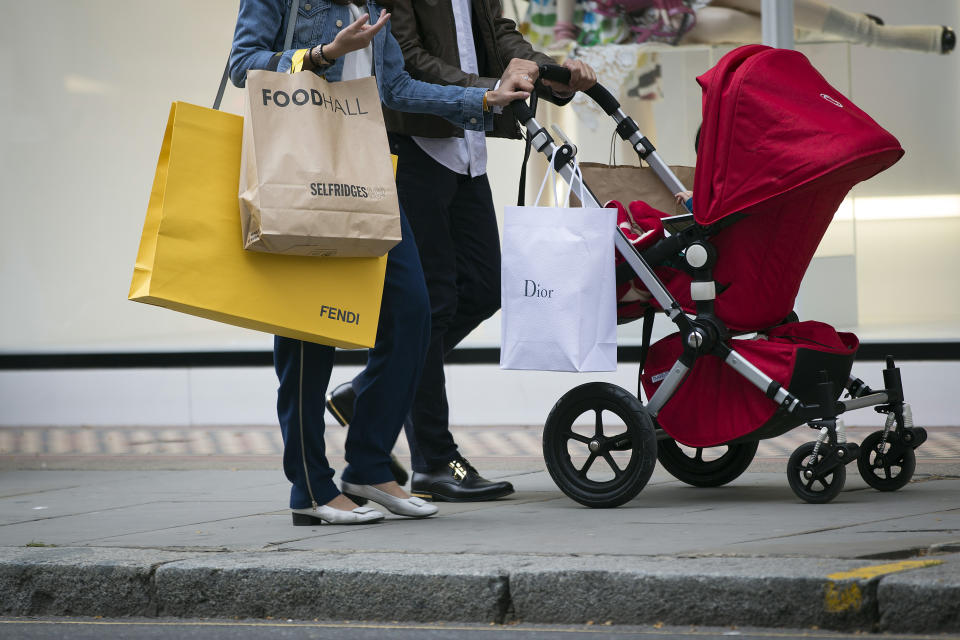 <p>Wenn es um die Kinder geht, ist den meisten Eltern kein Geld der Welt zu viel. Doch auch die finanzielle Elternliebe kennt Grenzen – oder etwa nicht? Während man einige Buggies schon für unter 200 Euro bekommt, gibt es noch die Luxusversionen. Das Luxuslabel Fendi brachte beispielsweise seinen eigenen Buggy auf den Markt, den Eltern für schlappe 1.100 Euro ergattern können. (Foto: Getty) </p>