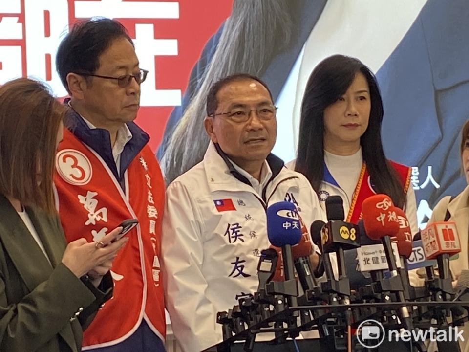 國民黨總統候選人侯友宜、桃園市長張善政今（7）天陪同立委萬美玲車掃拜票。   圖：林昀真／攝