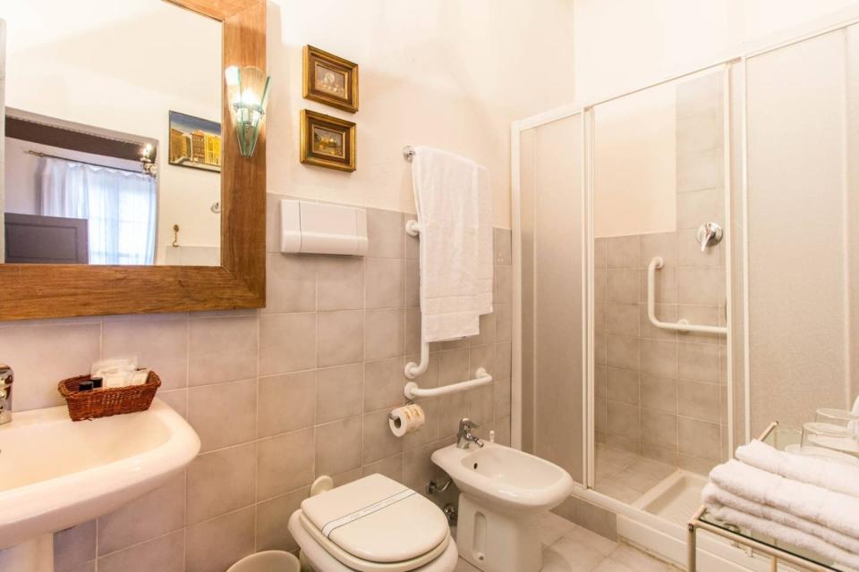 Este es el baño privado para los huéspedes del Castello di San Fabiano. (Foto: <a href="http://www.airbnb.es/rooms/5167037?source_impression_id=p3_1562922986_ZZdPIX49IEBexMWs" rel="nofollow noopener" target="_blank" data-ylk="slk:Airbnb;elm:context_link;itc:0;sec:content-canvas" class="link ">Airbnb</a>).