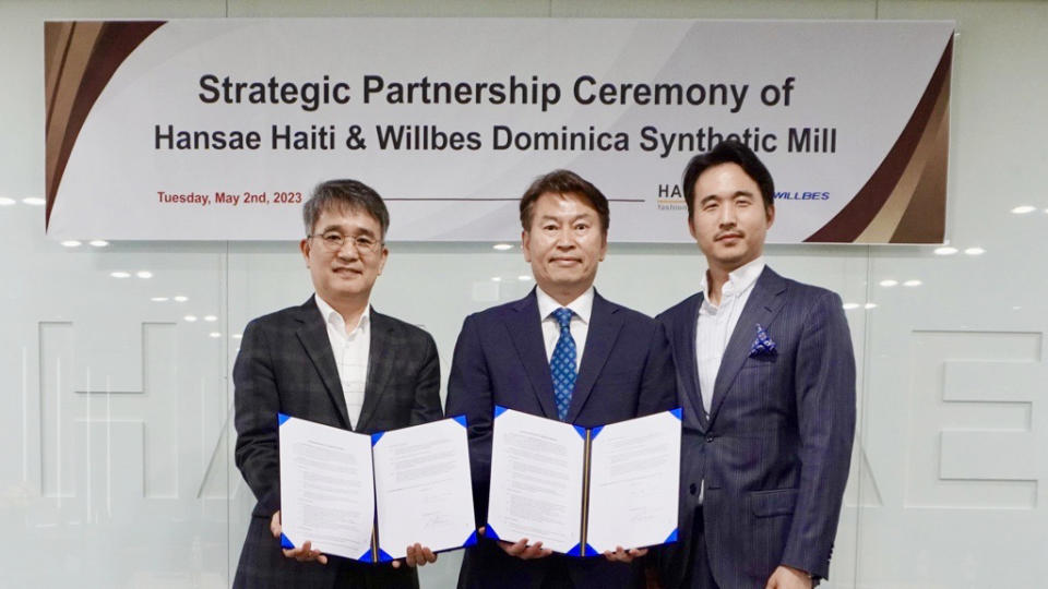 Strategic partnership ceremony attendees, from left: Hansae’s Kyung Kim, Willbes’ Chan-hyeok Lim, and Hansae’s Daymond Ik Whan Kim