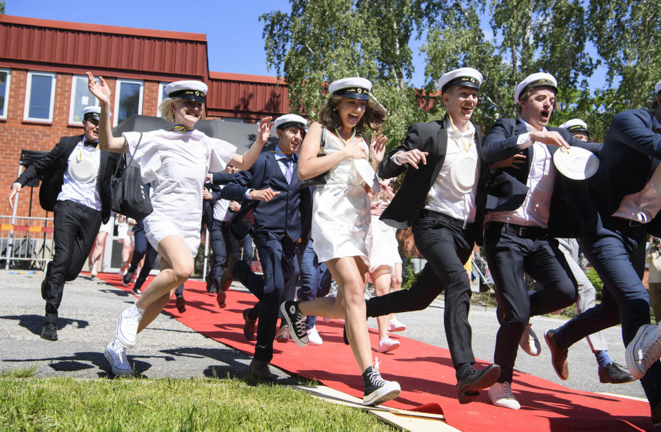 ARCHIVO - En esta imagen de archivo del miércoles 3 de junio de 2020, estudiantes celebrando su graduación de la escuela secundaria en el Nacka Gymnasium de Estocolmo, Suecia. (Jessica Gow / TT via AP, Archivo)