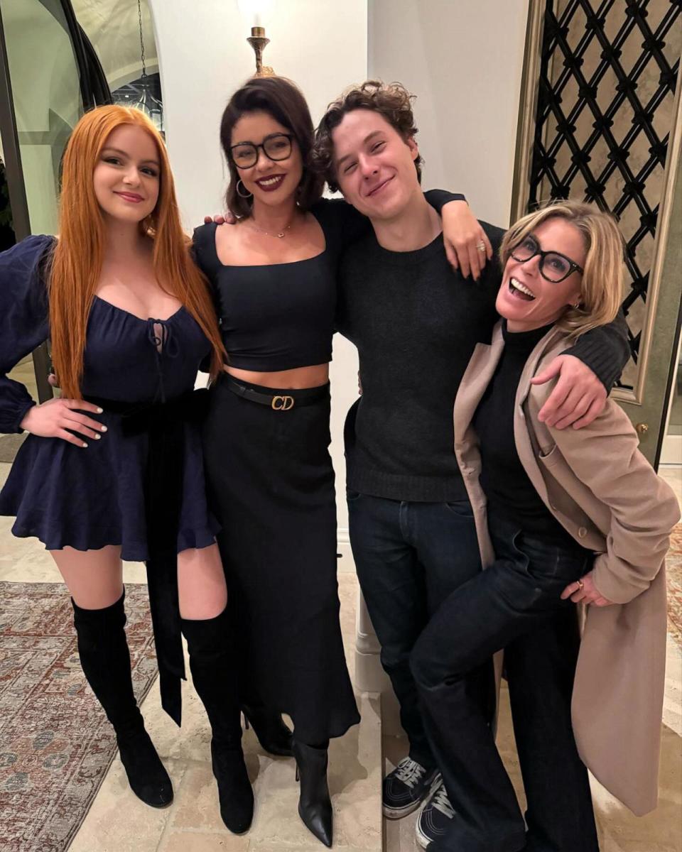 PHOTO: Ariel Winter, Sarah Hyland, Nolan Gould and Julie Bowen are shown in a photo posted to Jesse Tyler Ferguson's Instagram on Nov. 16, 2023. (Jesse Tyler Ferguson/Instagram)