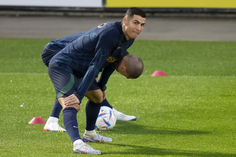 Cristiano Ronaldo se estira durante un entrenamiento de la selección de Portugal en Oeiras, en las afueras de Lisboa, el lunes 14 de noviembre de 2022. (AP Photo/Armando Franca)