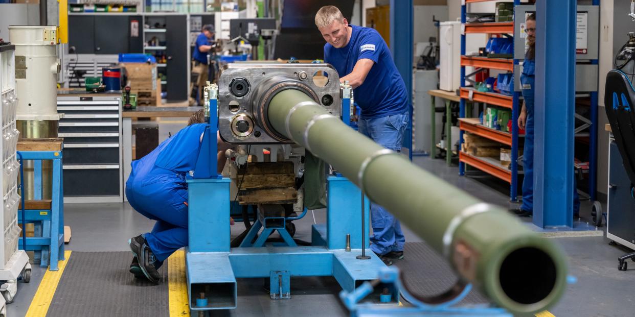 Mitarbeiter bei Rheinmetall arbeiten an einer Kanone für den Kampfpanzer Leopard 2A4 (Archivbild).<span class="copyright">picture alliance/dpa</span>