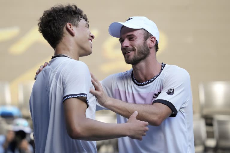 Sonrisas y felicitaciones entre los estadounidenses Ben Shelton y Tommy Paul, tras los cuartos de final del Australian Open 