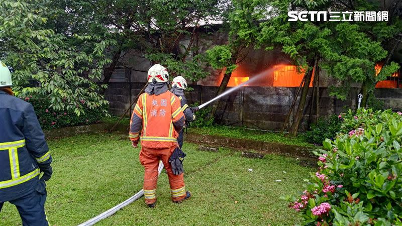 桃園市大溪區原木家具工廠發生大火。（圖／翻攝畫面）