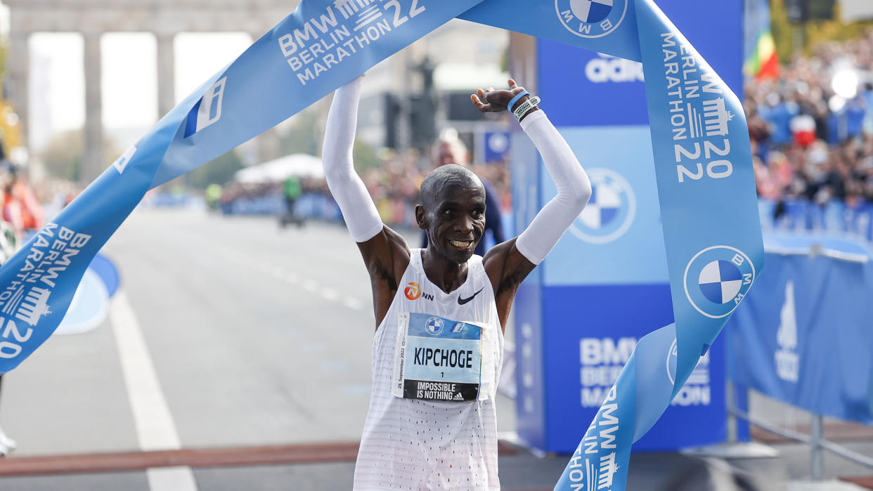  BERLIN, GERMANY - SEPTEMBER 25: The 48th BMW Berlin Marathon held in Berlin, Germany on September 25, 2022. Kenyan athlete Eliud Kipchoge broke the world record with a time of 02.01.09. (Photo by Abdulhamid Hosbas/Anadolu Agency via Getty Images). 