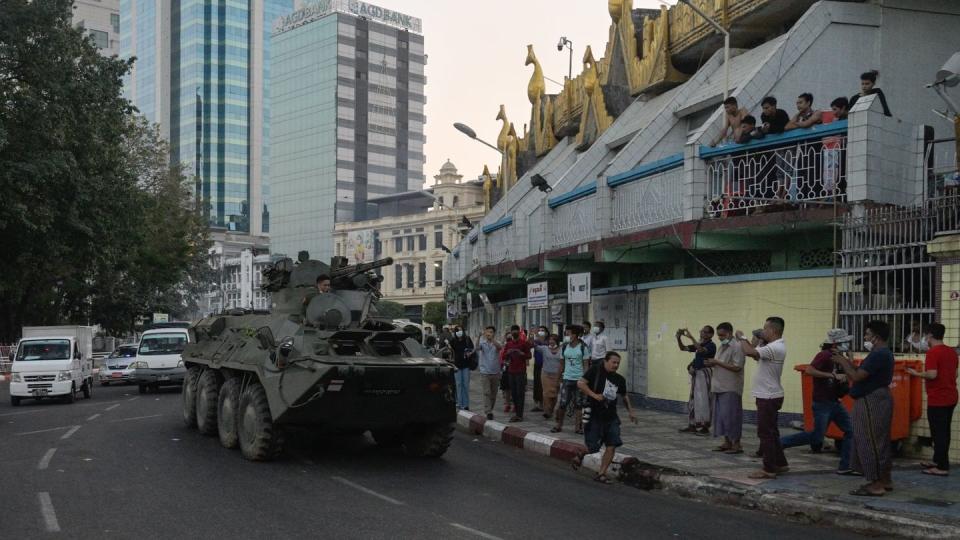 Panzer des myanmarischen Militärs fahren in der Innenstadt von Rangun.