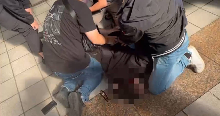 八里槍擊案胡姓槍手在劍潭捷運站出口遭到逮捕。（圖／警方提供）