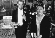 <p>Audrey Hepburn spielt ein armes Blumenmädchen, das vom snobistischen Professor Rex Harrison Manieren beigebracht bekommt. Aus dieser Konstellation entstanden Songs und Szenen, die unvergesslich sind, wie beispielsweise die Sprachübungen, denen sich die unbeholfene Audrey unterziehen muss. (Foto: ddp images) </p>