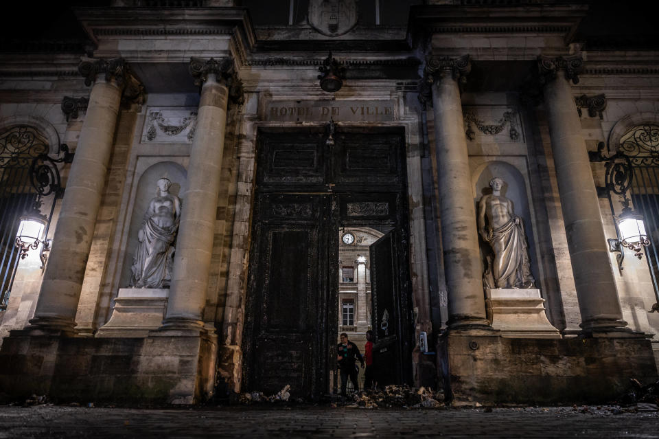 Devant la porte de l’hôtel de ville incendiée à Bordeaux, par des manifestants contre la réforme des retraites, le 24 mars 2023.