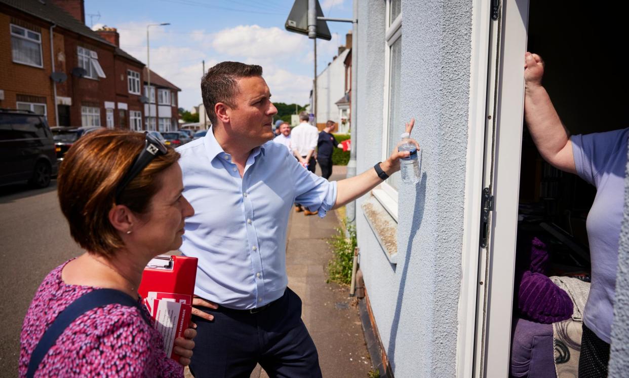 <span>Wes Streeting out campaigning with Labour’s North West Leicestershire candidate Amanda Hack.</span><span>Photograph: Christopher Thomond/The Guardian</span>