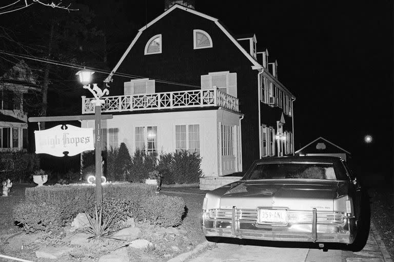 En la casona familiar ubicada en Ocean Avenue 112 de Amityville, DeFeo cometió el asesinato de sus padres y sus cuatro hermanos, en uno de los crímenes más atroces que recuerda la historia policial de los Estados Unidos