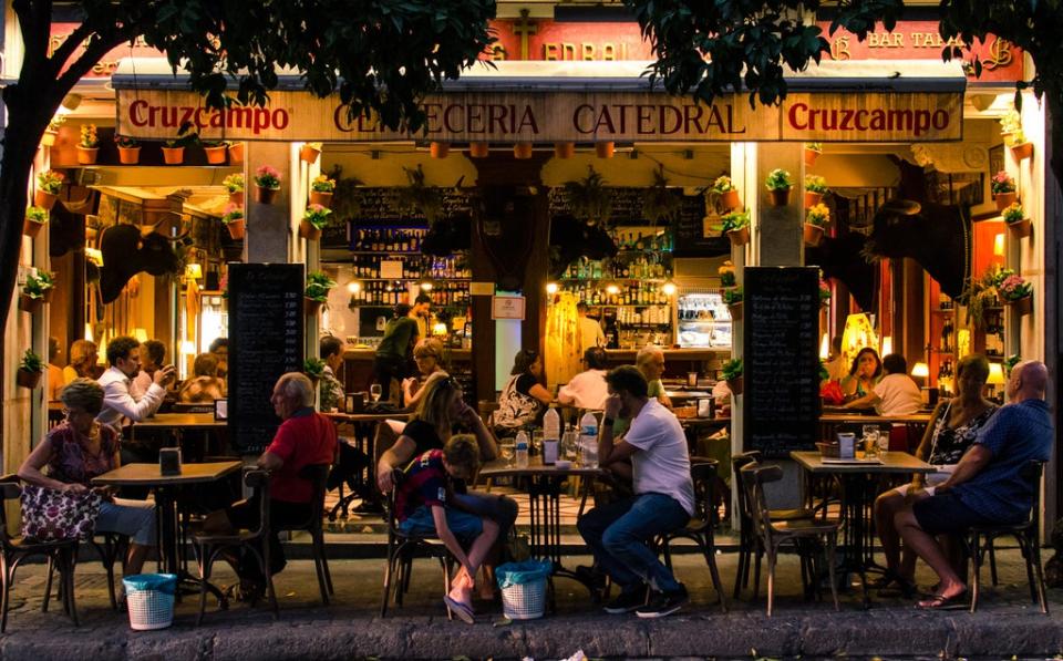 Don’t flaunt your tourist status by heading out for dinner before 9pm (Getty)