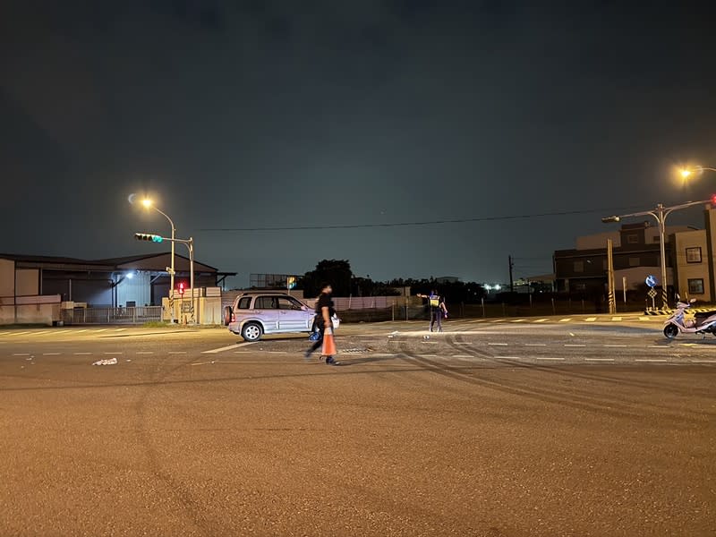 Three sisters who attended an elementary school in Changhua were chased by a car while crossing the road home from school on the evening of the 22nd. The sisters are still in danger.  (Central News Agency / Provided by readers)
