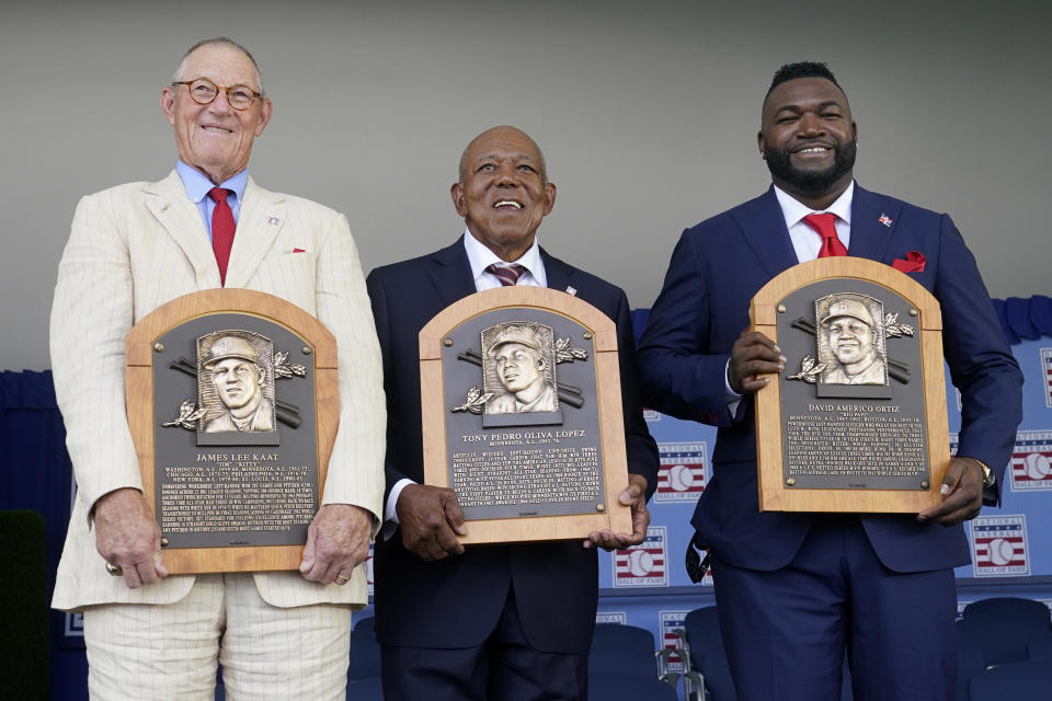 De derecha a izquierda, Jim Kaat, Tony Oliva y David Ortiz muestran sus placas tras ser exaltados al Salón de la Fama, el domingo 24 de julio de 2022, en Cooperstown, Nueva York. (AP Foto/John Minchillo)