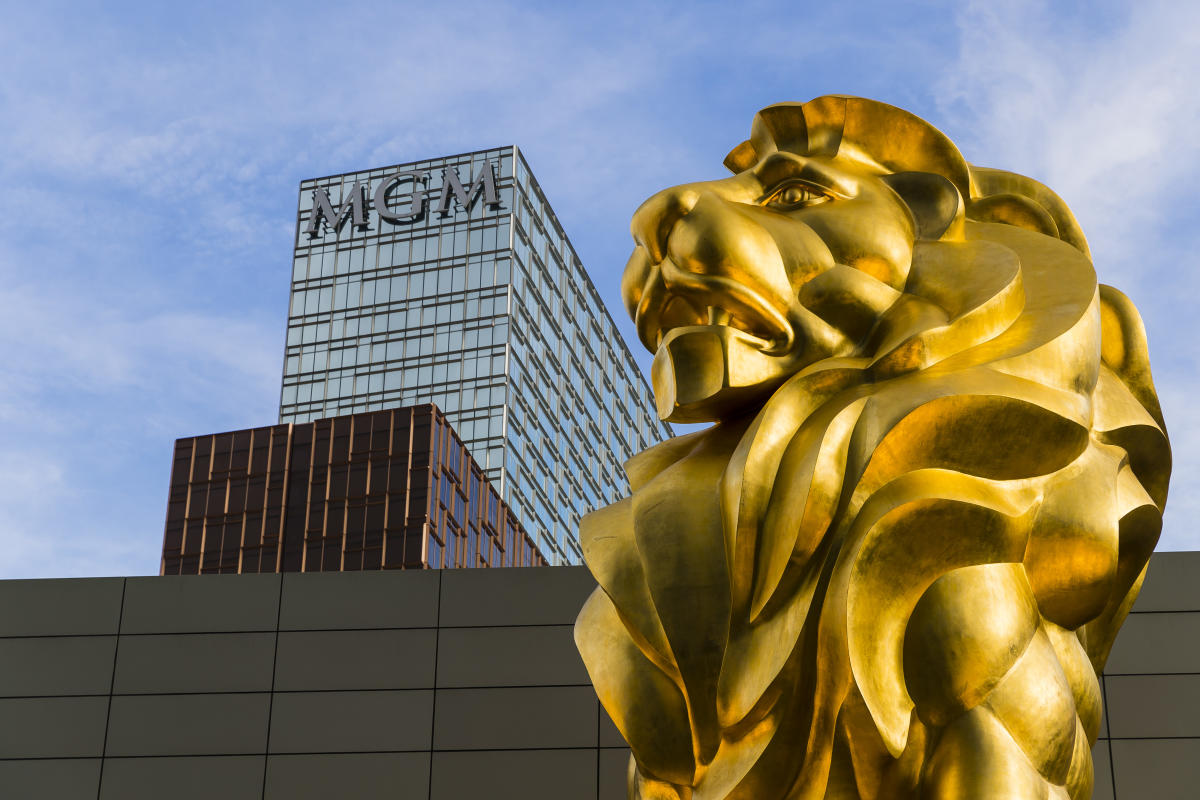 Wynn and MGM Surge After Macau Casino Operators Get New Licenses - Bloomberg