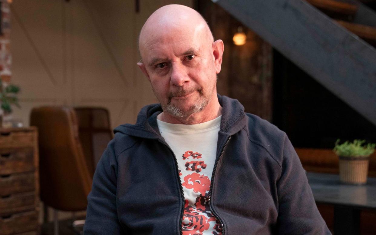 Nick Hornby, 65, geht nach wie vor zu den Spielen seines FC Arsenal in London. Mittlerweile gemeinsam mit seinem beiden Söhnen, die um die 20 sind. Auch Frauenfußball würde er sich dort gerne ansehen. In seiner "Freizeit" schreibt der Kultschriftsteller mittlerweile lieber Drehbücher als Romane. (Bild: Laura Radford/See-Saw Films/Sundance TV)