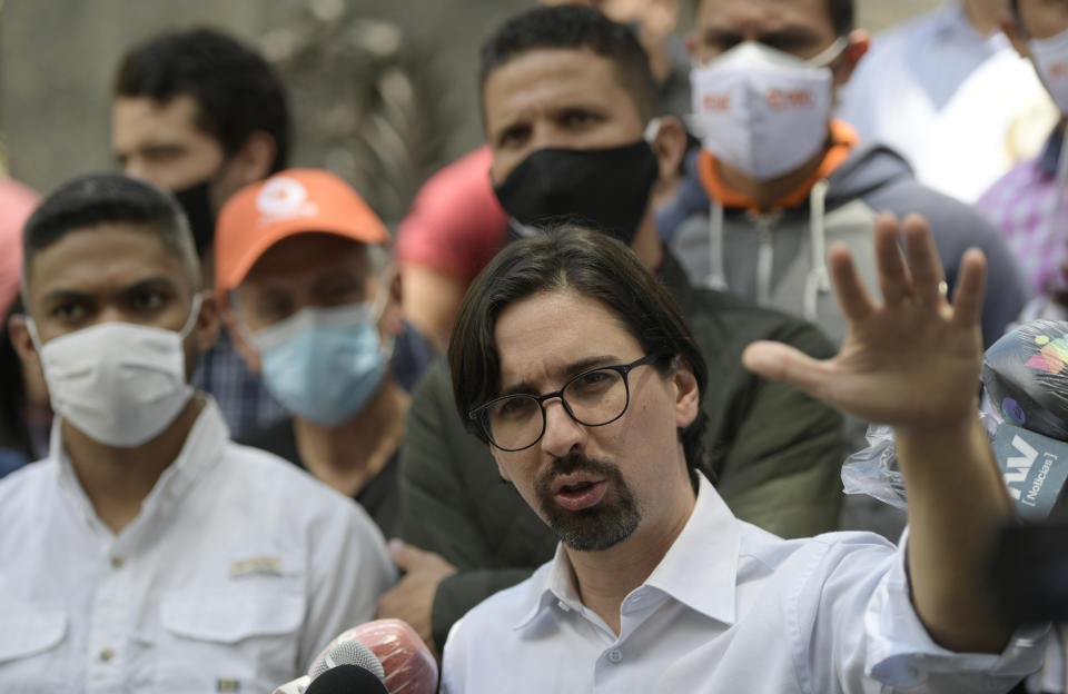 El opositor venezolano Freddy Guevara habla con la prensa en una plaza pública luego de salir de la residencia del embajador de Chile donde se había refugiado durante tres años para evadir el arresto por su papel en las protestas antigubernamentales de 2017 en Caracas, Venezuela, el miércoles 9 de septiembre de 2020. Guevara recibió un indulto presidencial junto con poco más de 100 miembros de la oposición. (AP Foto/Matias Delacroix)