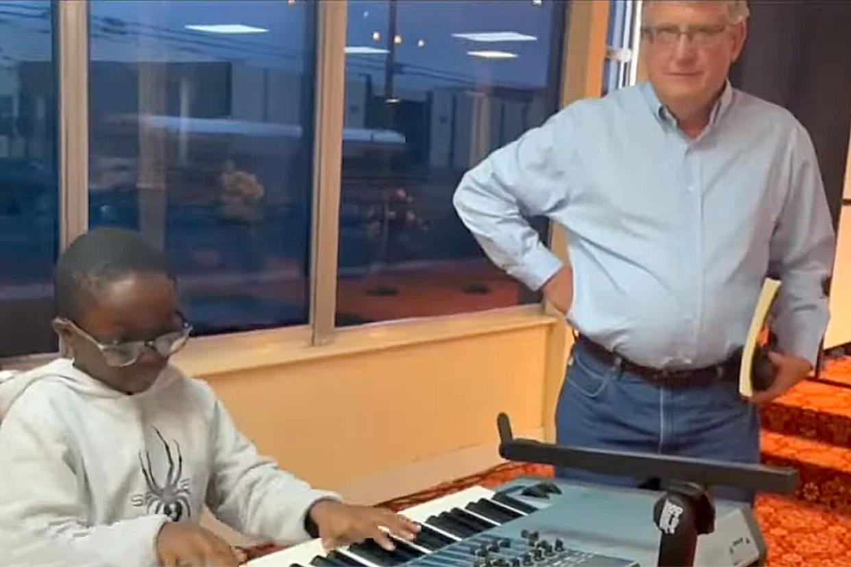 Colorado Tuner Uses Inheritance to Buy a Grand Piano for 11-Year-Old Prodigy He Saw on Local News