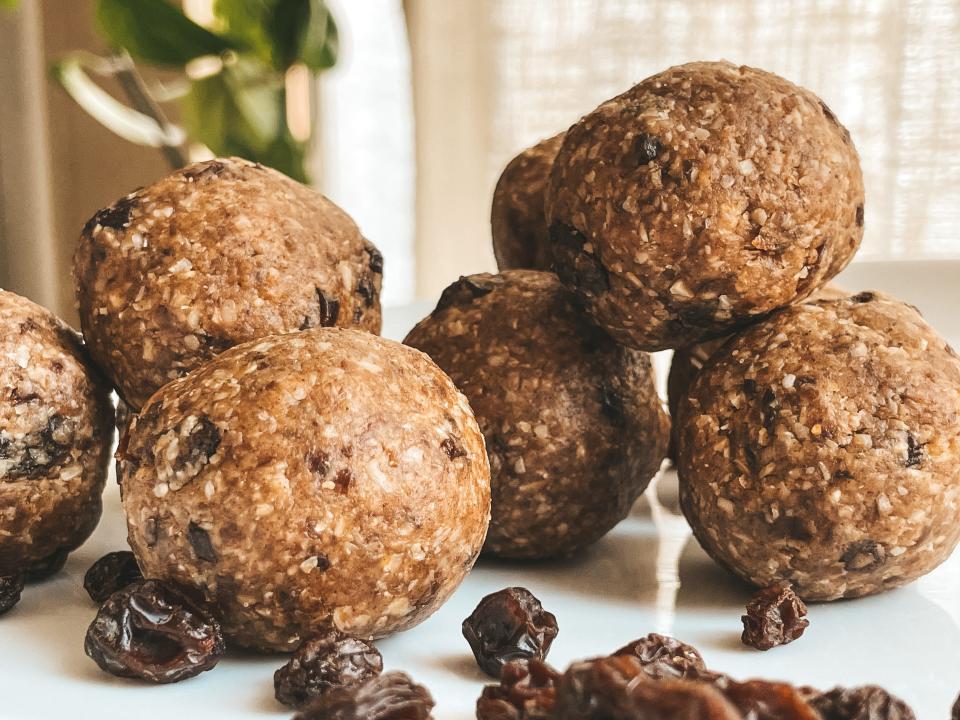Melted Honey features nourish balls, including these oatmeal raisin balls, made with homemade ingredients.