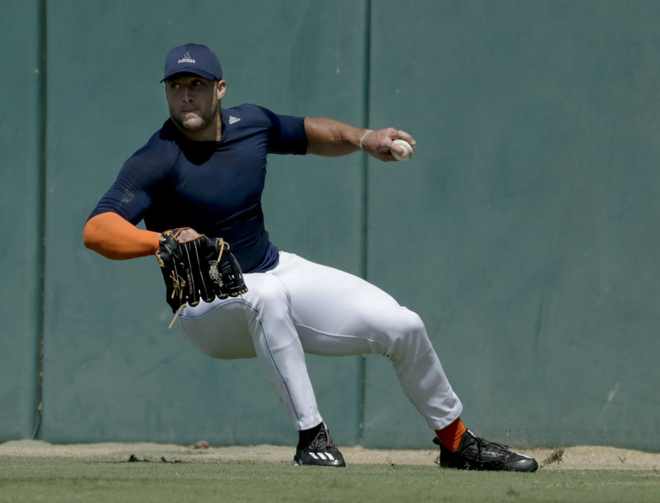 El ex quarterback de la NFL, Tim Tebow, fildea una pelota durante una práctica de béisbol en la Universidad del Sur de California, el martes 30 de agosto de 2016 (AP Foto/Chris Carlson)