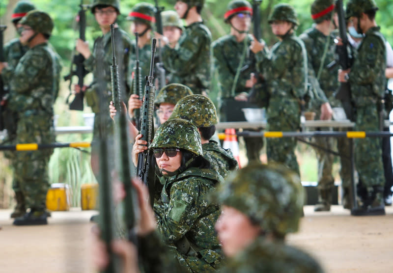 陸軍司令部向立法院外交及國防員會書面報告指出，考量教育召集訓練量大、食量大，建議調增應召員主副食費編列基準額度後，國防部已同意今年起，從原本每人每日新台幣95.7元，調升近2元至97.6元。（中央社資料照）