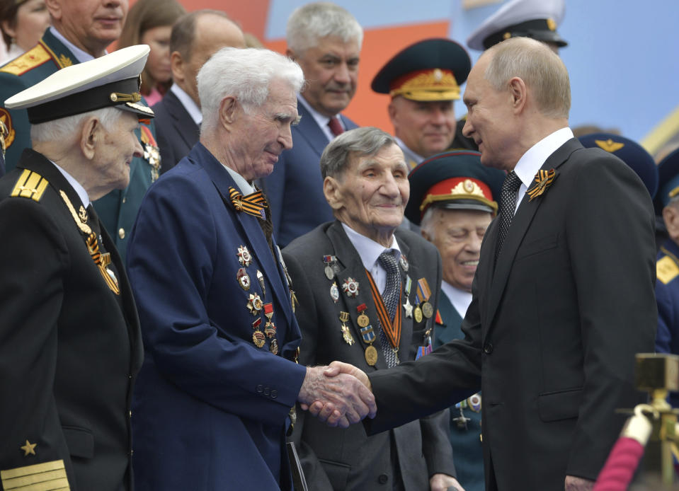El presidente de Rusia, Vladimir Putin, estrecha la mano a veteranos de la Segunda Guerra Mundial antes de un desfile por el 74to aniversario de la victoria, en la Plaza Roja, Moscú, el 9 de mayo de 2019. (Alexei Druzhinin, Sputnik, Kremlin Pool Photo via AP)