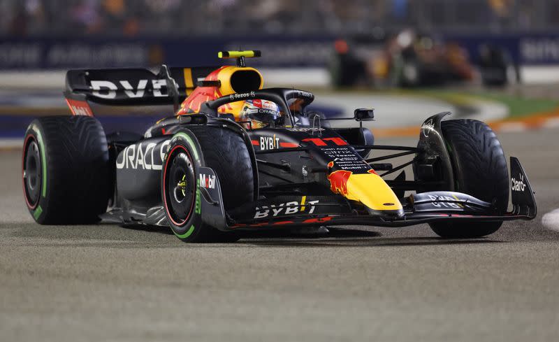 Sergio Pérez en acción con su Red Bull en el Gran Premio de Singapur