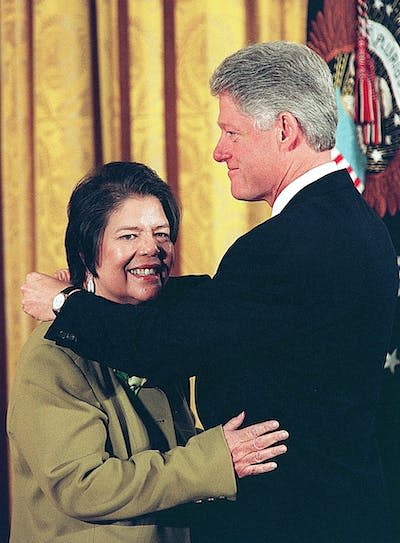 President Clinton awards Wilma Mankiller the Presidential Medal of Freedom. <a href="https://www.gettyimages.com/detail/news-photo/president-bill-clinton-places-the-presidential-medal-of-news-photo/51640661?phrase=wilma%20mankiller&adppopup=true" rel="nofollow noopener" target="_blank" data-ylk="slk:Paul J. Richards/AFP via Getty Images;elm:context_link;itc:0;sec:content-canvas" class="link ">Paul J. Richards/AFP via Getty Images</a>