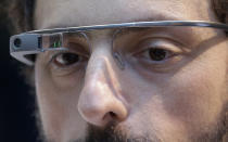 <p>Las Google Glass, presentadas en 2012, prometían ser el producto revolucionario de la década, pero estas gafas de estilo futurista con multitud de funciones nunca llegaron al gran público debido a su alto precio y a sus problemas de software. En 2015, la compañía de Mountain View las retiró del mercado, aunque las sigue vendiendo a empresas y está trabajando en nuevos modelos. (Foto: Jeff Chiu / AP). </p>