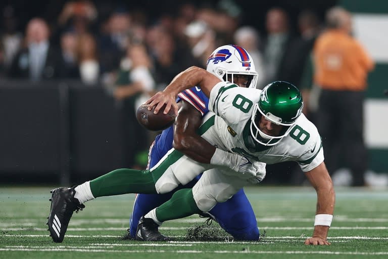 New York Jets quarterback Aaron Rodgers, front, suffered a torn left Achilles tendon that will end his 2023 NFL season when sacked by Buffalo's Leonard Floyd (ELSA)