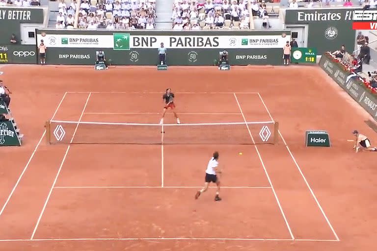 Etcheverry tuvo ante Zverev varios puntos que levantaron el espectáculo en la cancha en la cancha principal de Roland Garros