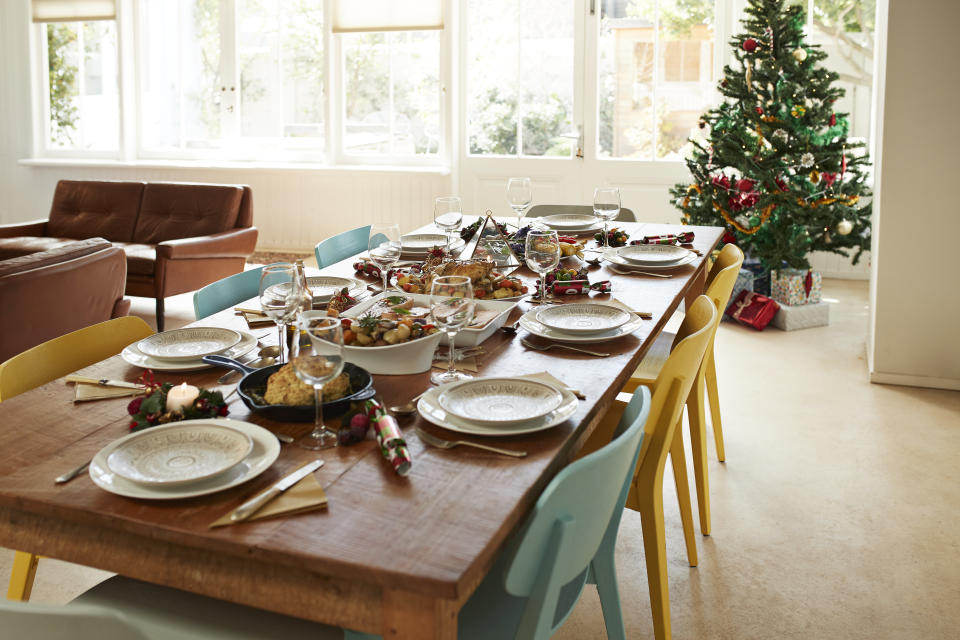 Según el plan de la Generalitat para Navidades, la mesa de esta imagen sería posible y aún cabrían dos comensales más. (Foto: Getty Images)