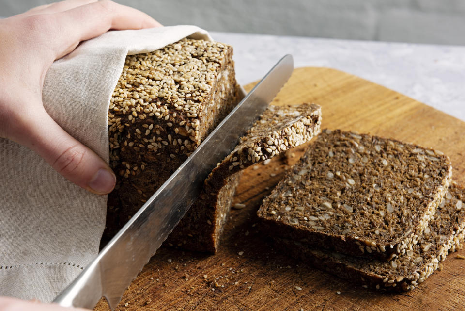 雖然全麥麵包吃起來比較乾硬，但是因為它含有纖維，和健康的植物油脂，吃了可以久耐不易餓（示意圖/Getty Image）