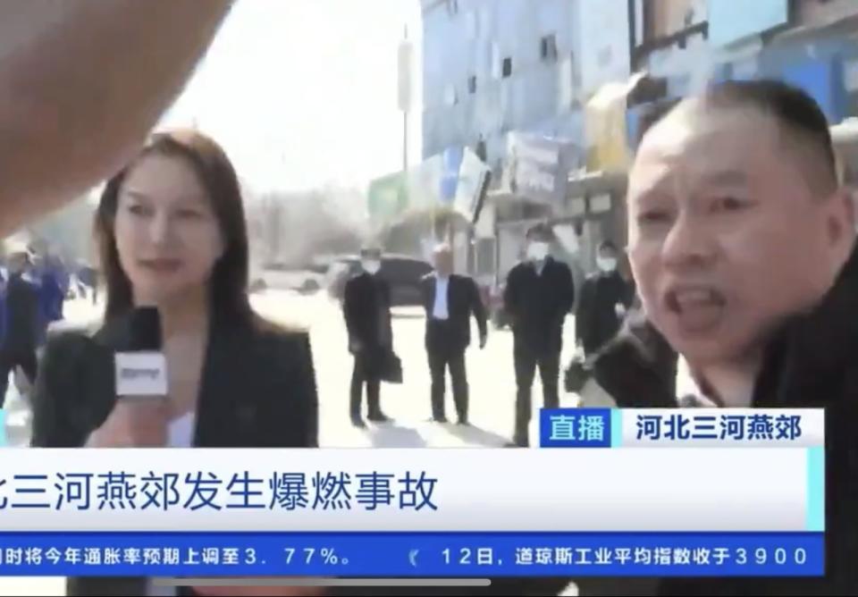 中國央視總台記者楊海靈採訪時遭粗暴驅離。取自X平台