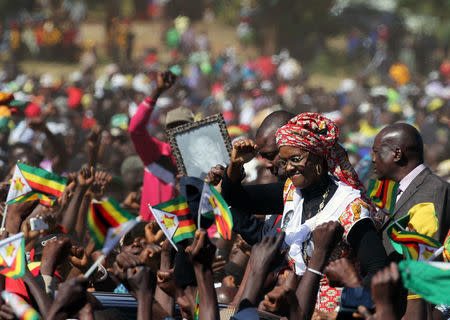 Zimbabwe's President Robert Mugabe and his wife Grace greet supporters of his ZANU (PF) party during the "One Million Man March", a show of support of Mugabe's rule in Harare, Zimbabwe, May 25, 2016. REUTERS/Philimon Bulawayo.