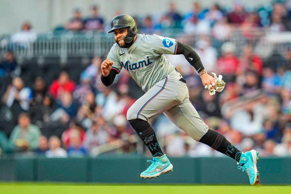 El primera base de los Marlins Emmanuel Rivera corre las bases en el primer inning del partido ante los Bravos, celebrado el 22 de abril de 2024 en Atlanta.