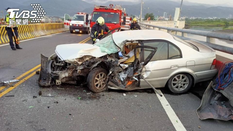 轎車遭撞後車身嚴重變形。（圖／警方提供）