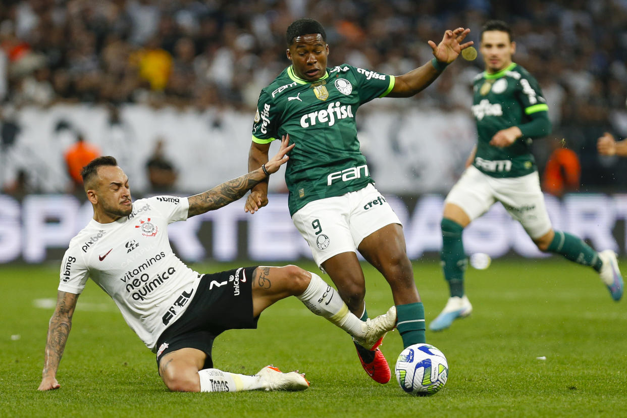 SAO PAULO, BRAZIL - SEPTEMBER 3: Maycon of Corinthians fouls Endrick of Palmeiras during the match between Corinthians and Palmeiras as part of Brasileirao Series A 2023 at Neo Quimica Arena on September 3, 2023 in Sao Paulo, Brazil. (Photo by Ricardo Moreira/Getty Images)