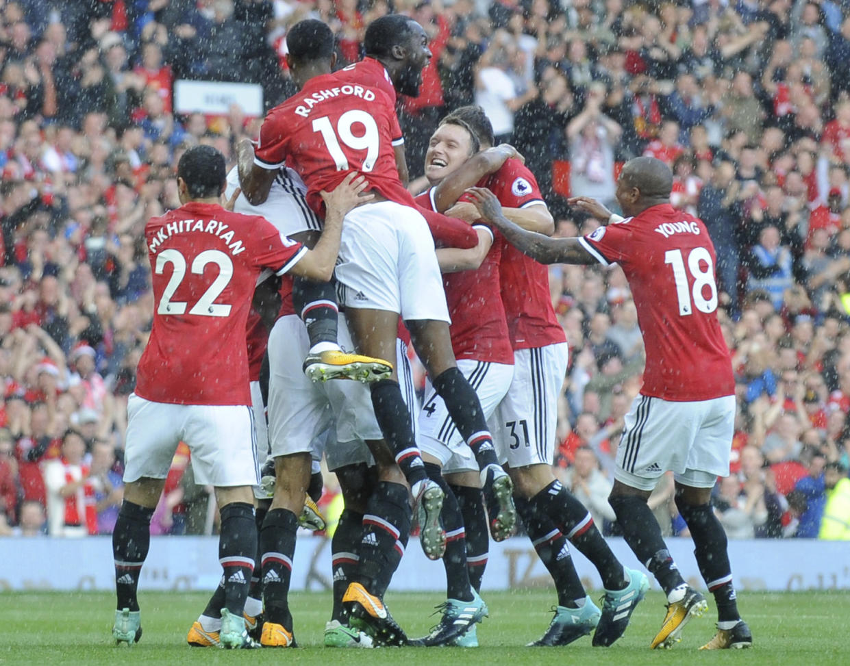 Los jugadores del Manchester United se arremolinan en torno del ecuatoriano Antonio Valencia, quien anotó el primer gol en el encuentro ante el Everton, el domingo 17 de septiembre de 2017, en la Liga Premier inglesa (AP Foto/Rui Vieira)