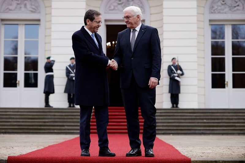 German President Frank-Walter Steinmeier (R) receives Israeli President Isaac Herzog for talks at Bellevue Palace. Carsten Koall/dpa