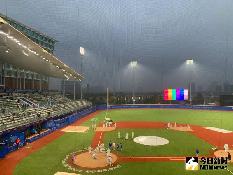 ▲亞運棒球金牌戰，現場小雨不斷，所幸雨勢不大，比賽正常舉行。記者廖聿偉攝