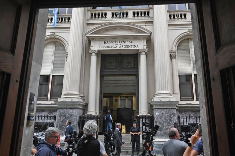 El cambio es consecuencia de que el Banco Central no prorrogó una excepción financiera, que vence pasado mañana, miércoles 31, y permitía desde 2019 a los gobiernos provinciales endeudarse para cubrir el pago de haberes