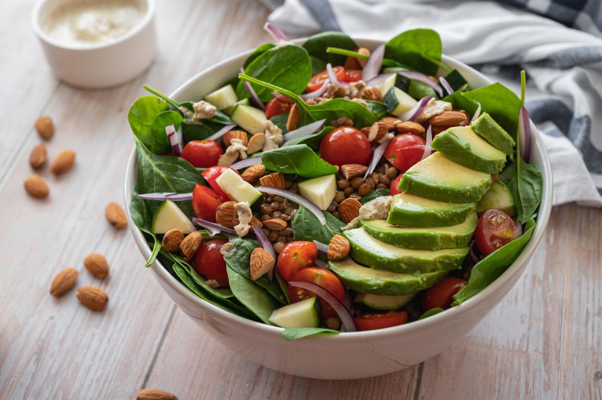 Fresh salad of lentils, spinach and almonds