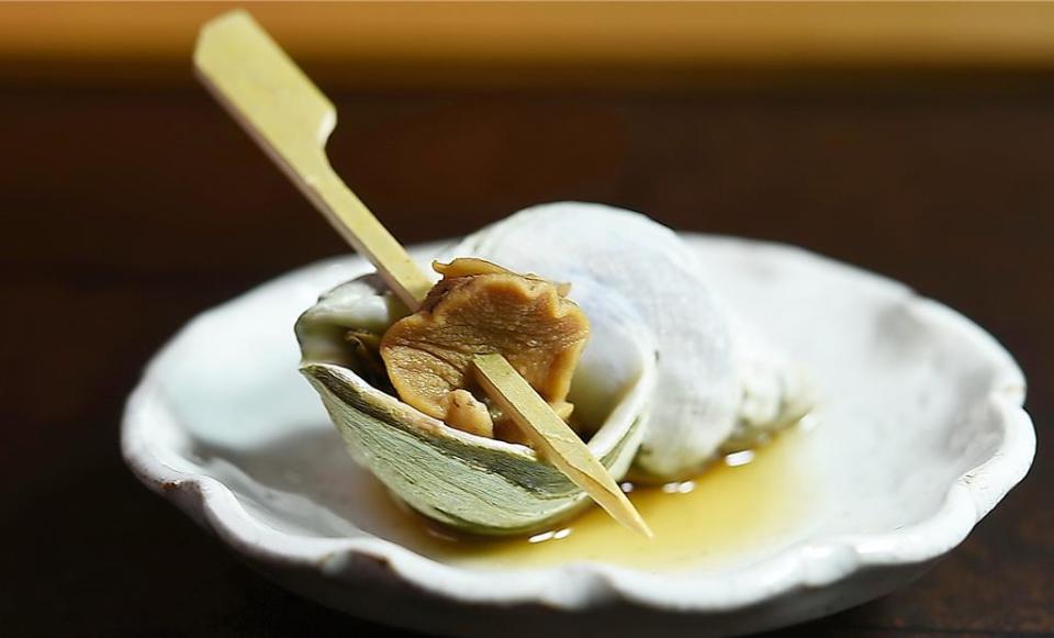 〈青螺〉是將青螺肉用初汁煮烹後串上竹籤，方便客人吃食。圖／姚舜