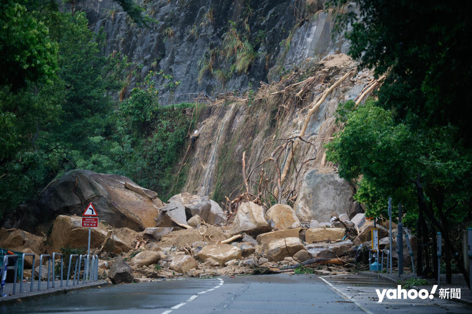 筲箕灣耀興道出現山泥傾瀉，徹底堵路，泥石及樹枝堆積高過路牌。