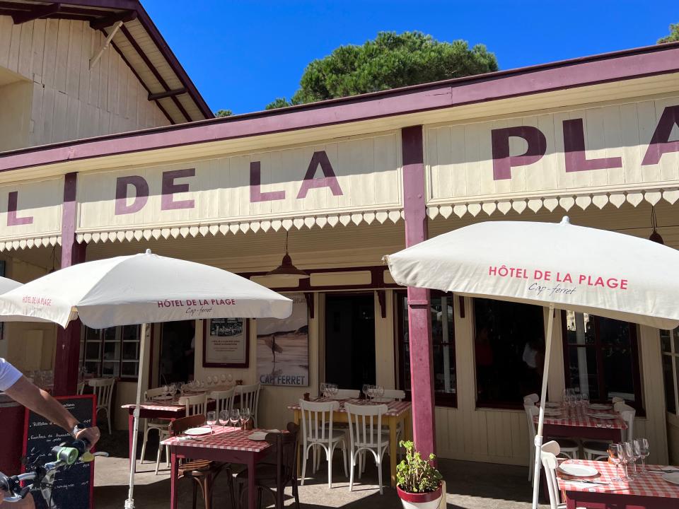 Exterior view of Hotel de la plage in Cap-Ferret, France